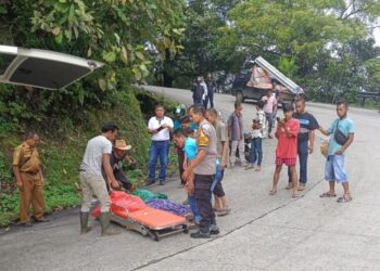 Kecelakaan truk dan motor di Sitinjau Lauik.