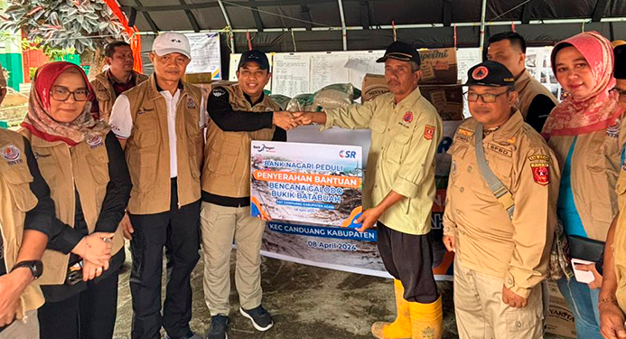 Bank Nagari menyerahkan bantuan paket sembako untuk korban banjir lahar dingin Gunung Marapi, di Posko Penanggulangan Bencana Bukik Batabuah, di SDN 03 Jorong Kubang Duo, Senin 8 April 2024.