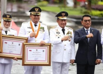 Bupati Dharmasraya, Sutan Riska Tuanku Kerajaan menerima penghargaan Kinerja Pemerintah Kabupaten Terbaik Mendagri M. Tito Karnavian pada Puncak Peringatan Hari Otonomi Daerah (Otoda) ke-28.