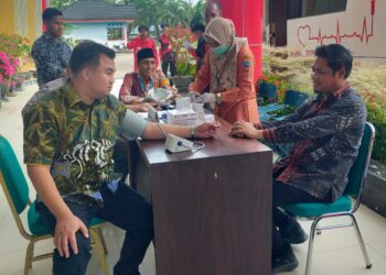 Bupati Dharmasraya, Sutan Riska Tuanku Kerajaan saat memeriksa kesehatan sebelum melakukan donor darah rutin di UPTD PMI Sungai Dareh Dharmasraya.