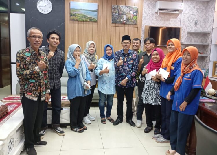 Sekretaris DPRD Sumatera Barat, Raflis menyerahkan santunan kepada anak yatim