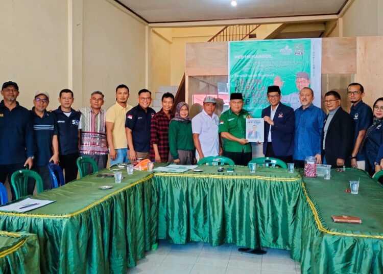 Erwin Yunaz Ketua DPD Partai NasDem Kota Payakumbuh, secara resmi mendaftarkan diri untuk Pilkada 2024