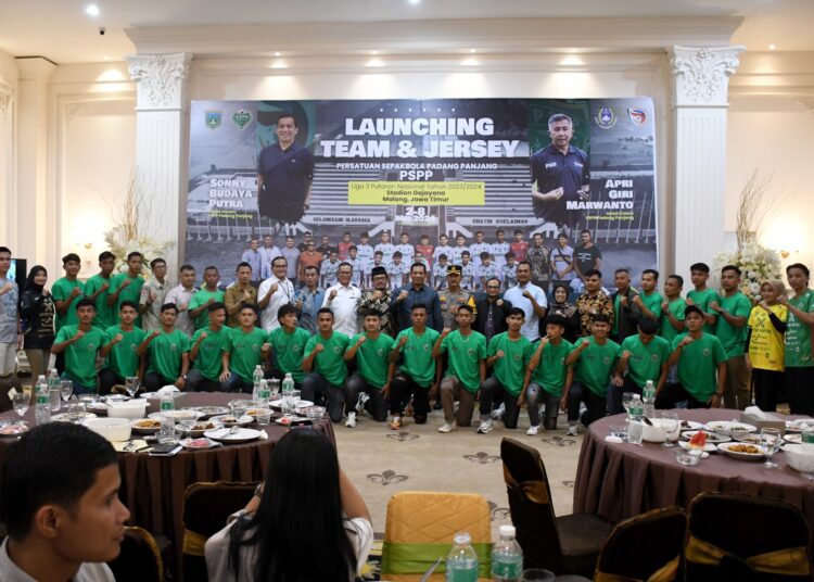 PT Semen Padang memberikan dukungan kepada Persatuan Sepakbola Padang Panjang (PSPP)