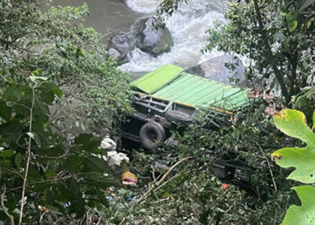 Truk masuk jurang di  Kawasan Silaiang, Kab. Tanah Datar