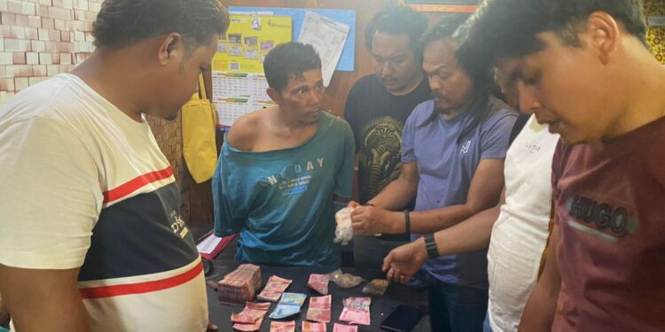 Pelaku Roni dan barang bukti diamankan di Mapolres Limapuluh Kota. Ist