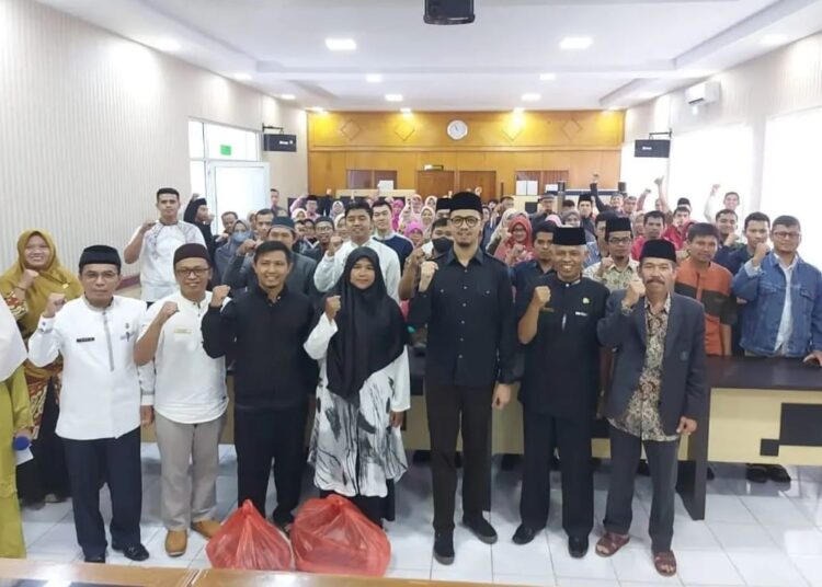 Wali Kota Bukittinggi Erman Safar menyerahkan paket lebaran secara simbolis bersama Kakan Kemenag Bukittinggi di Aula Kantor Kemenag, Jumat 5 April 2024.