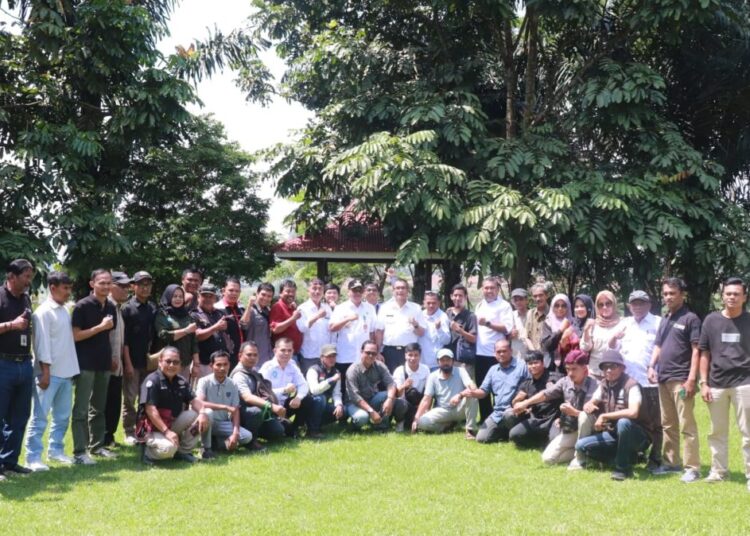 Pj Wako Payakumbuh Suprayitno foto bersama saat Silaturrahmi dengan awak media di Pendopo Rumah Dinas Wali Kota Payakumbuh, Rabu (29/5/2024).