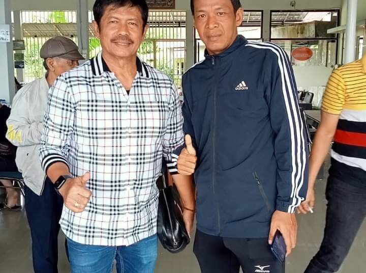 Mario Rosy foto bersama Indra Sjafri pelatih Timnas Indonesia saat pulang kampung ke Kecamatan Batang Kapas, Kabupaten Pesisir Selatan, beberapa waktu lalu.