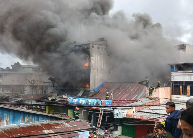 Kebakaran besar di kawasan Blok A Pasar Raya Padang, Selasa (7/5/2024).