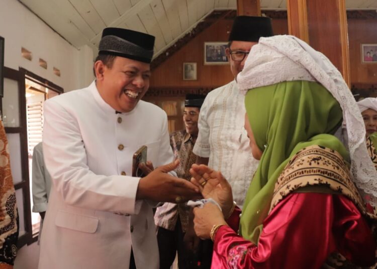 Ketua LKAAM Kota Payakumbuh Yendri Bodra Dt. Parmato Alam menghadiri pembukaan event Prosesi Mancari Laki (mencari suami) di Kanagarian Payobasuang, Minggu ( 5/5/2024).
