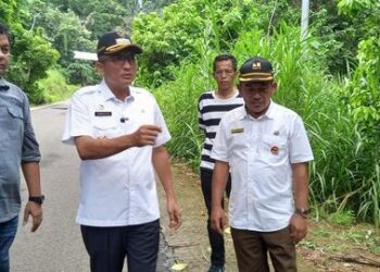 Wali Kota Padang Hendri Septa saat meninjau jalan yang akan diperbaiki