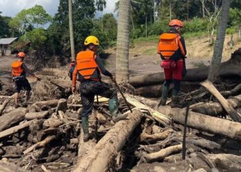 BPBD Sumbar saat melakukan pencarian korban banjir lahar Marapi.