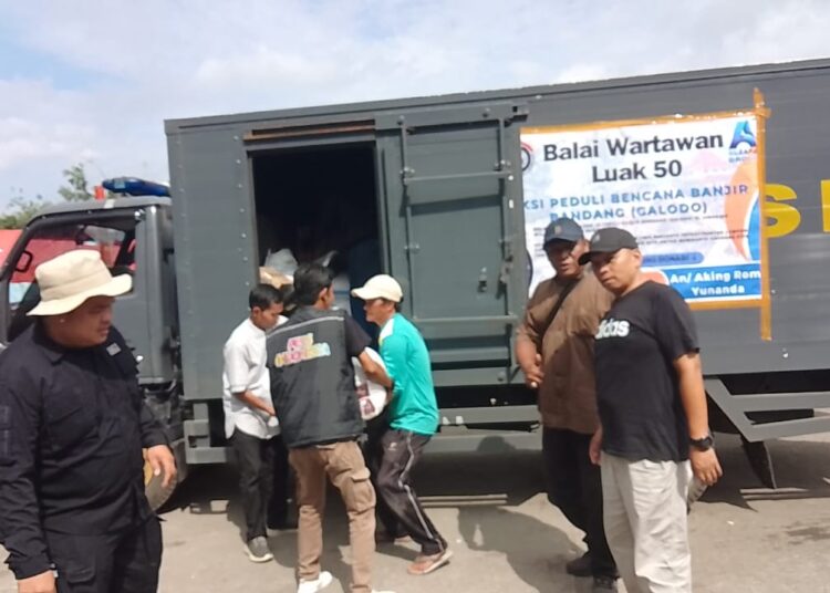 Balai Wartawan Luak Limopuluah menyalurkan bantuan untuk korban bencana banjir bandang lahar dingin Gunung Marapi di Kabupaten Tanah Datar. 