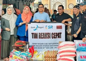 TRC BNTB menyerahkan bantuan bagi korban bencana di Posko penanganan dampak bencana, Tanah Datar, Minggu (12/5). Ist