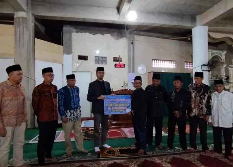 Wali Kota Bukittinggi menyerahkan dana hibah untuk pembangunan Masjid Jami' Mandiangin sebesar Rp5 miliar.