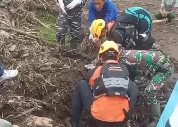 Penemuan korban di Jorong Bukit Gombak, Nagari Baringin, Kecamatan Lima Kaum, Kabupaten Tanah Datar, Minggu (26/5/2024).