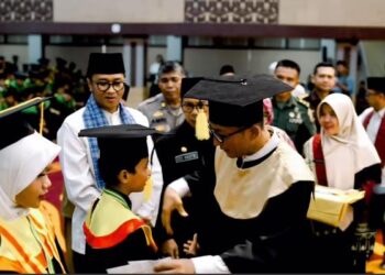 Hendri Septa mewisuda siswa Tahfidz SD se-Kota Padang