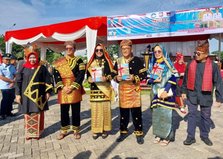 Pemerintah Kota (Pemko) Padang menggelar upacara peringatan Hari Pendidikan Nasional (Hardiknas) dan peringatan Hari Otonomi Daerah XXVIII di Lapangan Balai Kota Aia Pacah, Kamis (2/5/2024).
