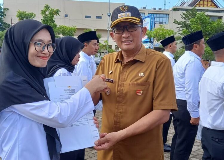 Wali Kota Padang Hendri Septa menyerahkan SK Pegawai Pemerintah dengan Perjanjian Kerja (PPPK) di Lapangan Apeksi Balai Kota, Senin (6/5/2024).