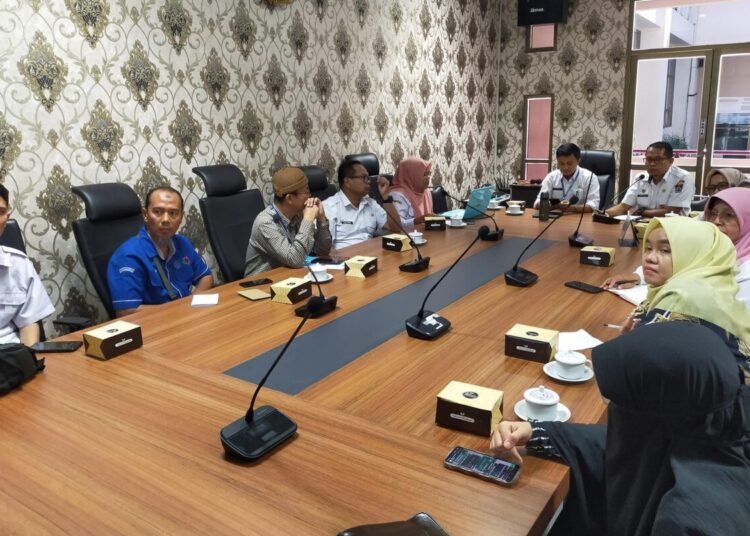 Rapat Sertifikasi Halal di Balaikota Padang, Rabu (8/5).