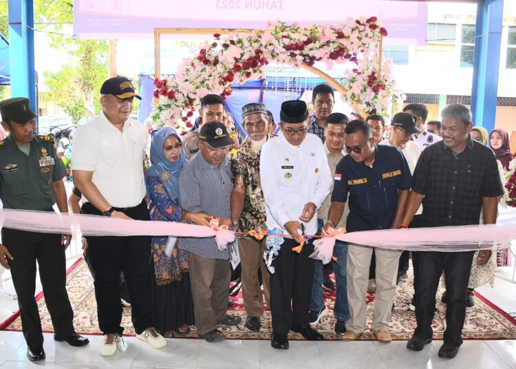 Wali Kota Padang Hendri Septa meresmikan gedung baru bahagian revitalisasi Pasar Raya Ulak Karang, Minggu (12/5/2024).