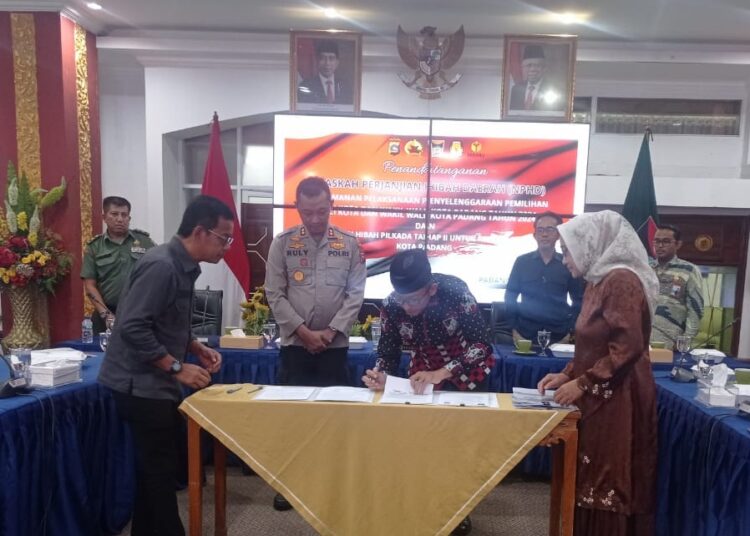 Wali Kota Padang Hendri Septa Dt. Alam Batuah menandatangani Naskah Perjanjian Hibah Daerah (NPHD) untuk pengamanan pelaksanaan penyelenggaraan Pemilihan Wali Kota dan Wakil Wali Kota Padang 2024
