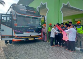 Wali Kota Padang Hendri Septa melepas 386 Jemaah Calon Haji (JCH) musim 2024 di Masjid Agung Nurul Iman, Sabtu (11/5/2024).