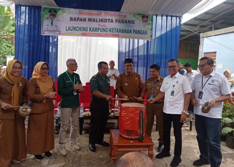 Wali Kota Padang Hendri Septa meluncurkan Kampung Tematik Ketahanan Pangan di Kelurahan Kuranji, Kecamatan Kuranji, Selasa (7/5/24).