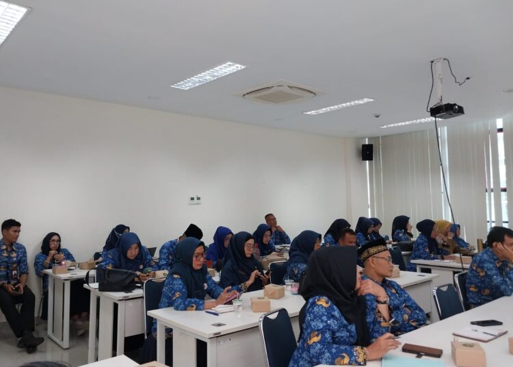 Rapat persiapan Penilaian Kinerja Pelaksanaan Delapan Aksi Konvergensi Stunting Tahun 2023 di Ruang Sidang Graha Perencana Zuiyen Rais II, Lantai I Kantor Bappeda Padang, Senin (20/5/2024).