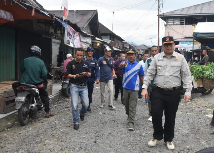 Pj Wali Kota Padang Andree Algamar meninjau jalan di Pasar Lubuk Buaya, Sabtu, (25/5/2024).