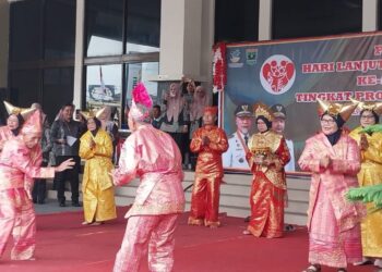 Para lansia menampilkan tari pasambahan di Gedung Youth Centre Kota Padang, Kamis (30/5/2024).