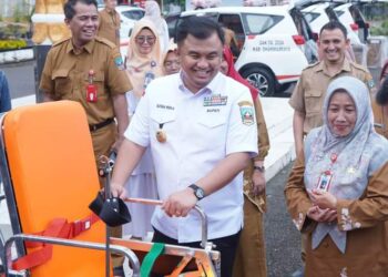 Bupati Sutan Riska Tuanku Kerajaan saat menyerahkan 7 uni Ambulance untuk 7 Puskesmas se Dharmasraya.