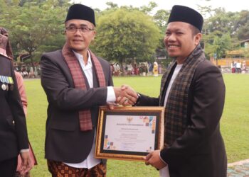 Sekda Kota Payakumbuh Rida Ananda menjadi pembina Upacara Peringatan Hari Pendidikan Nasional