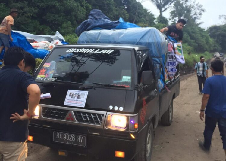 Warga Perumahan Salah Indah Sijunjung antarkan langsung bantuan ke lokasi bencana lahar dingin.