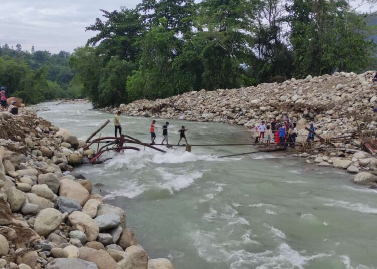 Jembatan gantung yang menghubungkan tiga nagari di daerah itu, yakni Koto Rawang, Tambang, dan Bungo Pasang, Kecamatan IV Jurai, Kabupaten Pesisir Selatan, putus total dihantam banjir