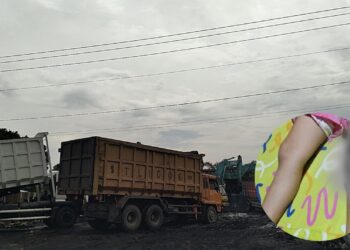 Foto stockpile batubara di Jorong Sungai Baye Nagari Sungai Rumbai Kabupaten Dharmasraya. Insert: korban kecelakaan.