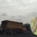 Foto stockpile batubara di Jorong Sungai Baye Nagari Sungai Rumbai Kabupaten Dharmasraya. Insert: korban kecelakaan.