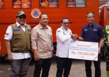 Direktur Network & Services BNI, Ronny Venir bersama Pemimpin Wilayah BNI Region 02 Khairul Salam, menyerahkan Bantuan BNI Berbagi ke Kabupaten Tanah Datar Kepada Bupati Tanah Datar Eka Putra.