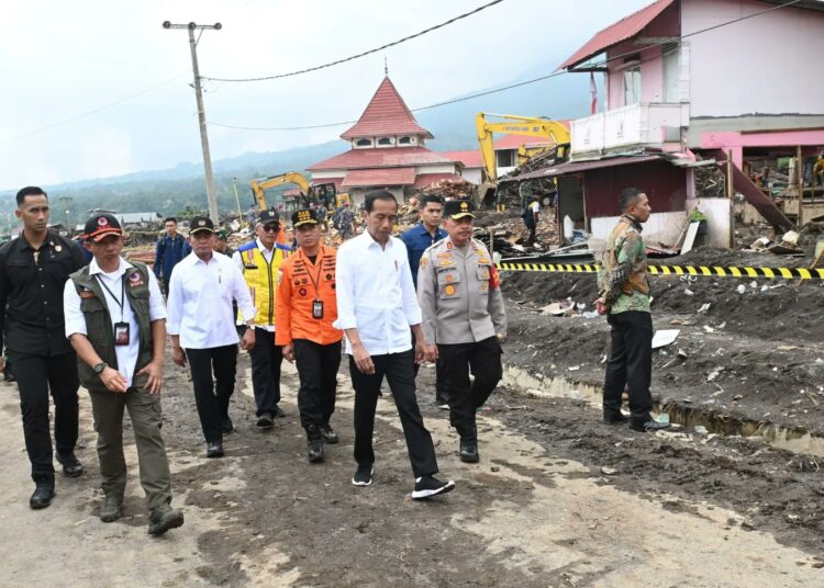 Presiden Jokowi mendatangi lokasi bencana banjir bandang di Sumbar (foto: X/@jokowi)