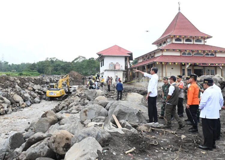 Presiden Jokowi mendatangi lokasi bencana banjir bandang di Sumbar (foto: X/@jokowi)