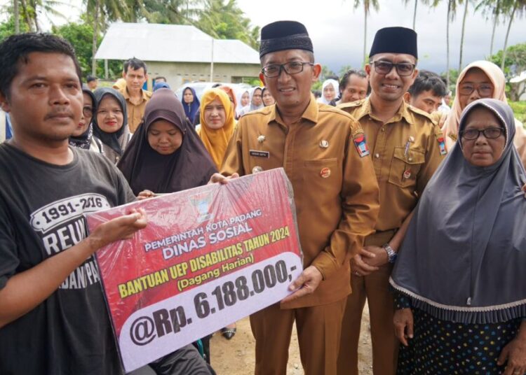 Wali Kota Padang Hendri Septa menyerahkan bantuan ke warga (foto: Diskominfo Padang)