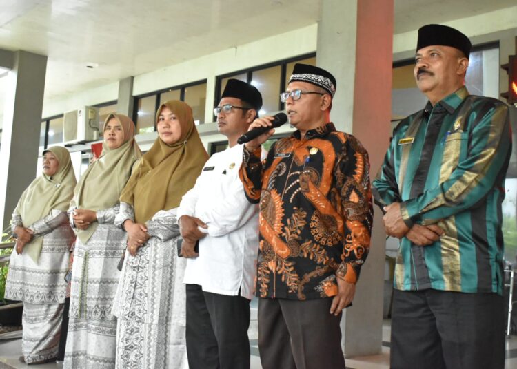 Penjabat (Pj) Wali Kota Payakumbuh Jasman diwakili Kabag Kesra Efrizal menyambut kedatangan rombongan Pawai Ta'aruf Tahfidz Qur'an MTsN 2 Kota Payakumbuh, Kamis (16/5/2024) siang.