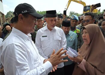 Menteri Pertanian Amran Sulaiman dan Gubernur Sumbar Mahyeldi mengunjungi lokasi bencana di Kabupaten Agam.