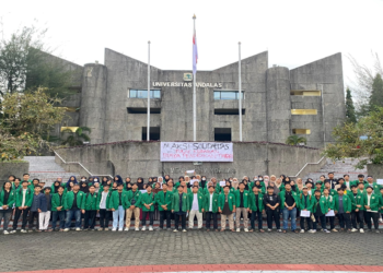 Aliansi Mahasiswa Universitas Andalas menggelar aksi menolak kenaikan Uang Kuliah Tunggal pada Jumat, 24 Mei 2024