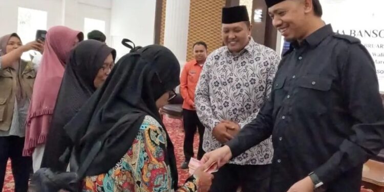 Pemko Bukittinggi menyalurkan bantuan sosial dan Program Keluarga Harapan serta program sembako triwulan I tahun 2024.