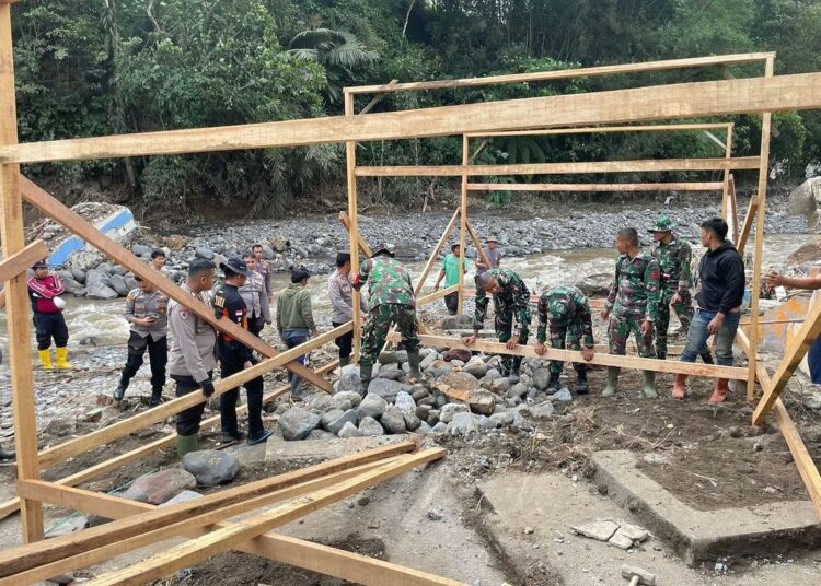 Pembangunan jembatan dan fasilitas sanitasi di Lubuk Mata Kucing, Padang Panjang.