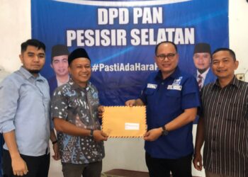 Tim kuasa Hendrajoni mengantarkan formulir persyaratan ke sejumlah Parpol di Pesisir Selatan.