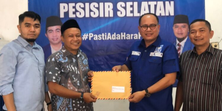 Tim kuasa Hendrajoni mengantarkan formulir persyaratan ke sejumlah Parpol di Pesisir Selatan.