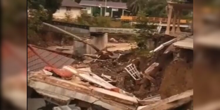 Rumah warga diterjang luapan air sungai di Tanah Datar