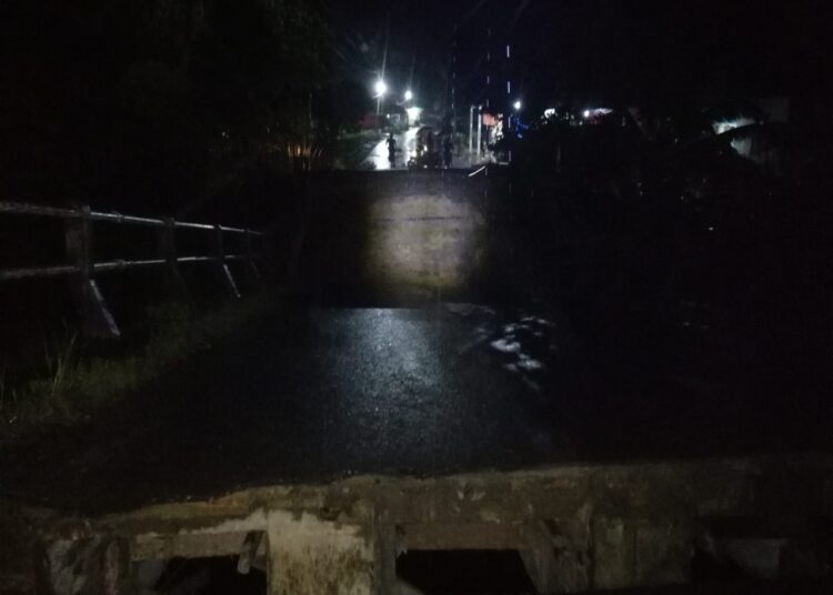 Jembatan ambruk di Nagari Pematang Panjang, Kecamatan Koto Balingka, Pasaman Barat.